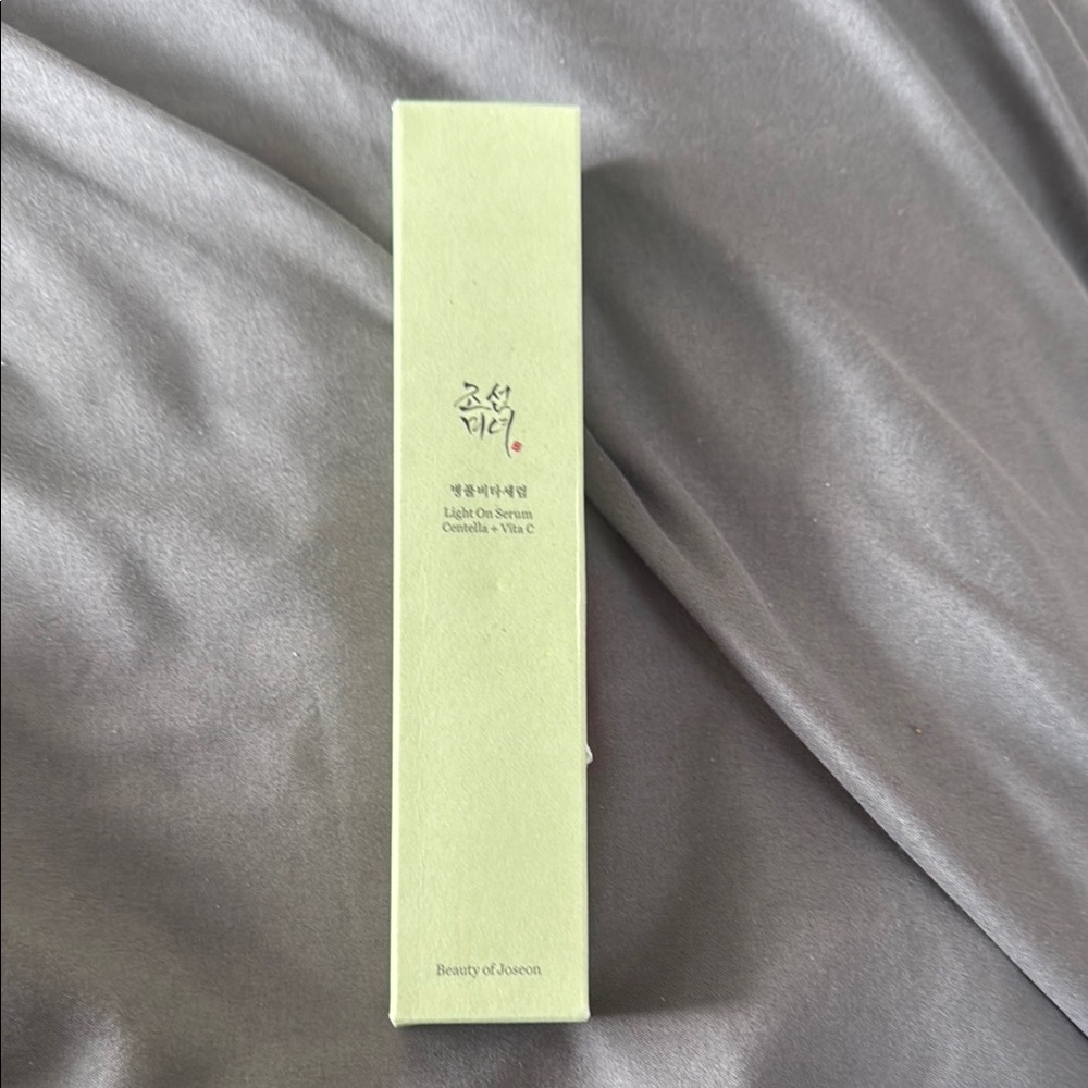 Pale Green Serum with Minimalist Design and Matte Finish